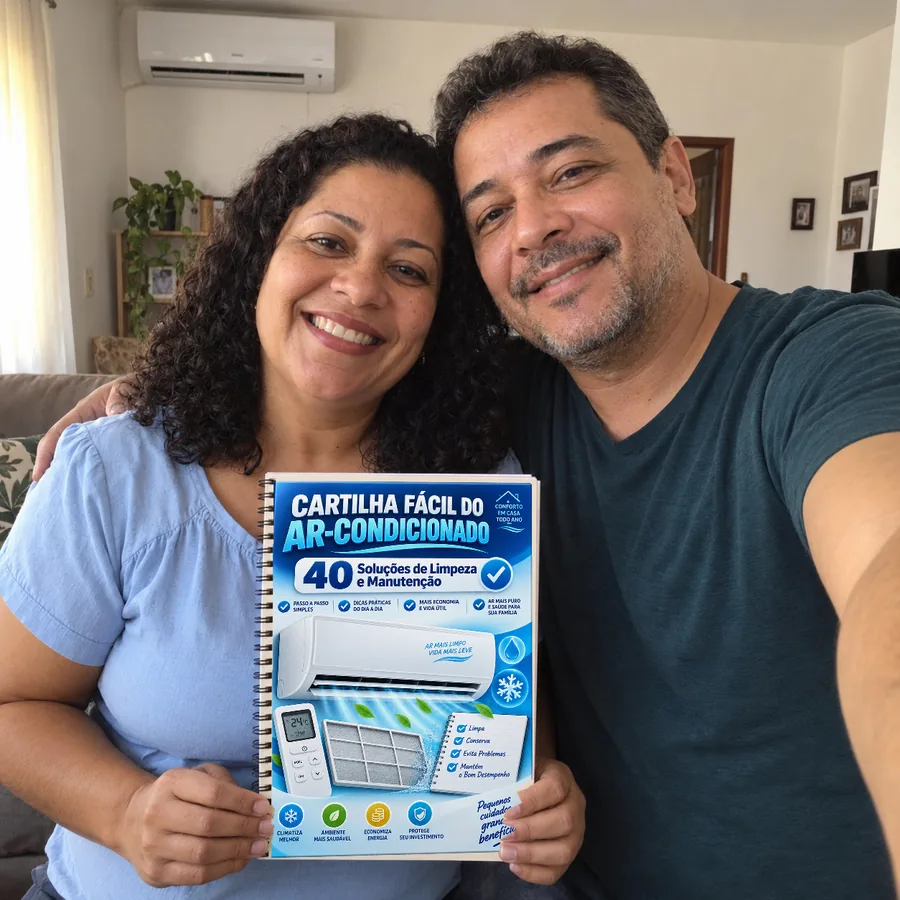 Casal em selfie segurando caderno com a capa oficial da Cartilha Fácil